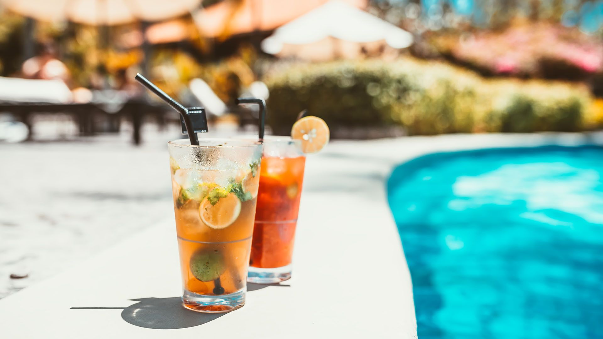 Rum and mojito cocktail drink © bogdanhoda/Shutterstock