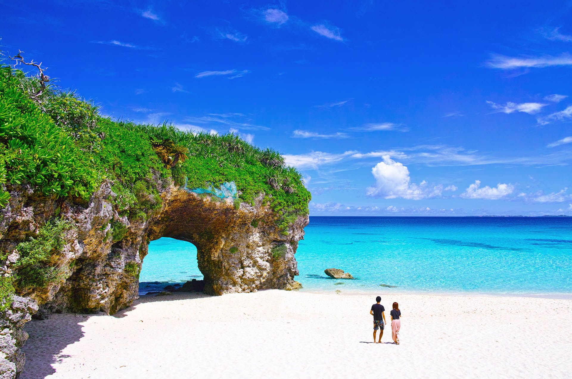 Miyakojima in summer. A couple watching the ocean at Sunayama beach © Shutterstock