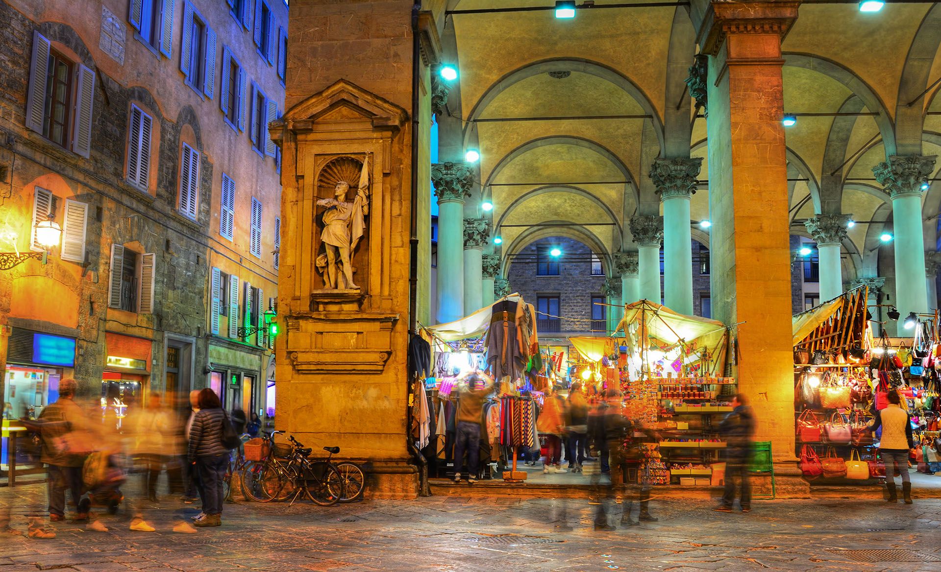 Piazza di Mercato Nuovo in Florence © Shutterstock