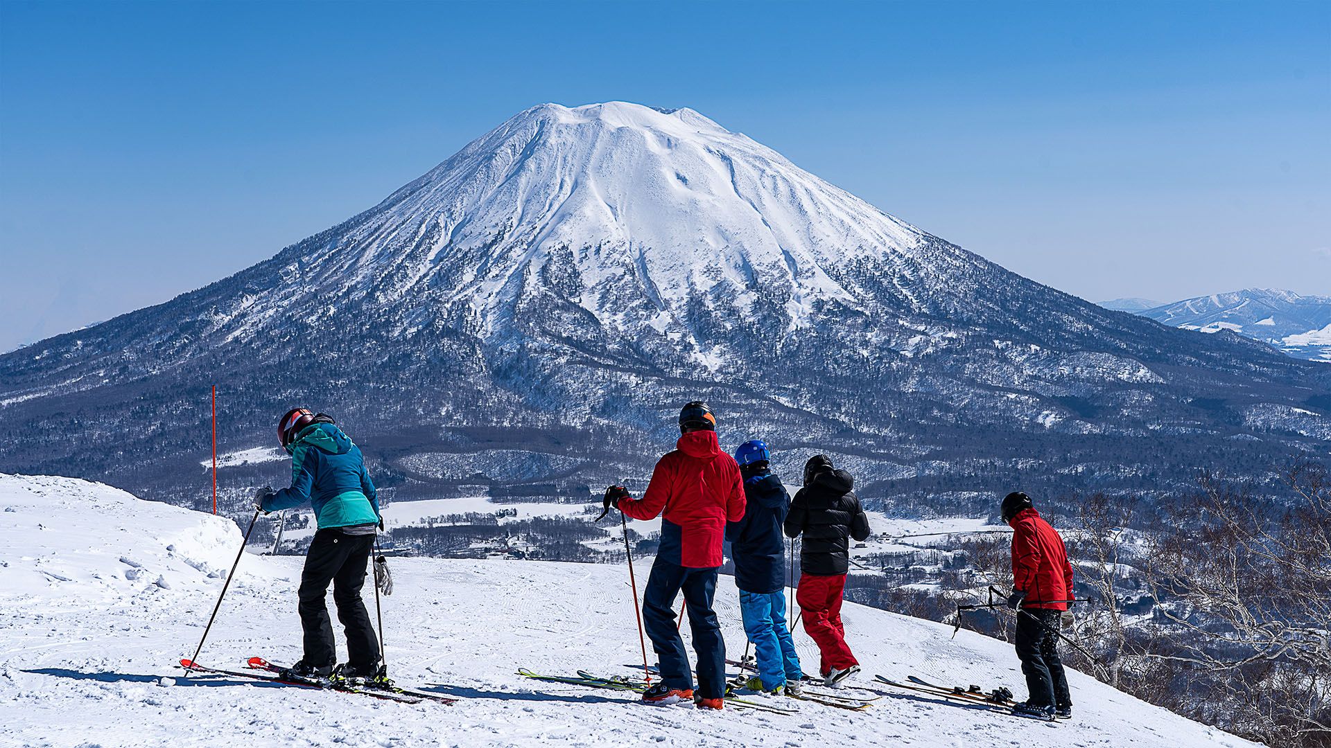 Ski and snowboard area travel destination with Mount Yotei in Niseko Hokkaido Japan © Potus/Shutterstock