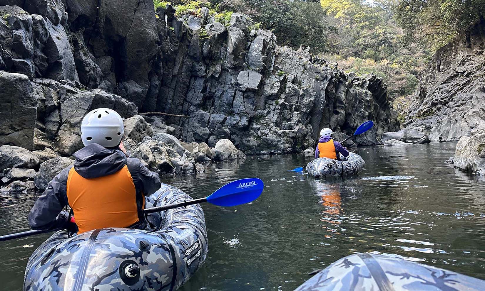 Packrafting in the waterfall-dotted Takachiho Gorge, north Miyazaki © Yu Fukushima of Takachiho Adventure Tourism Association