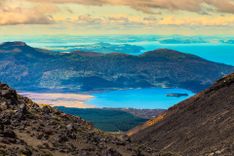 Rotoaira and Taupo lakes, Tongariro national park, North island of New Zealand © Shutterstock