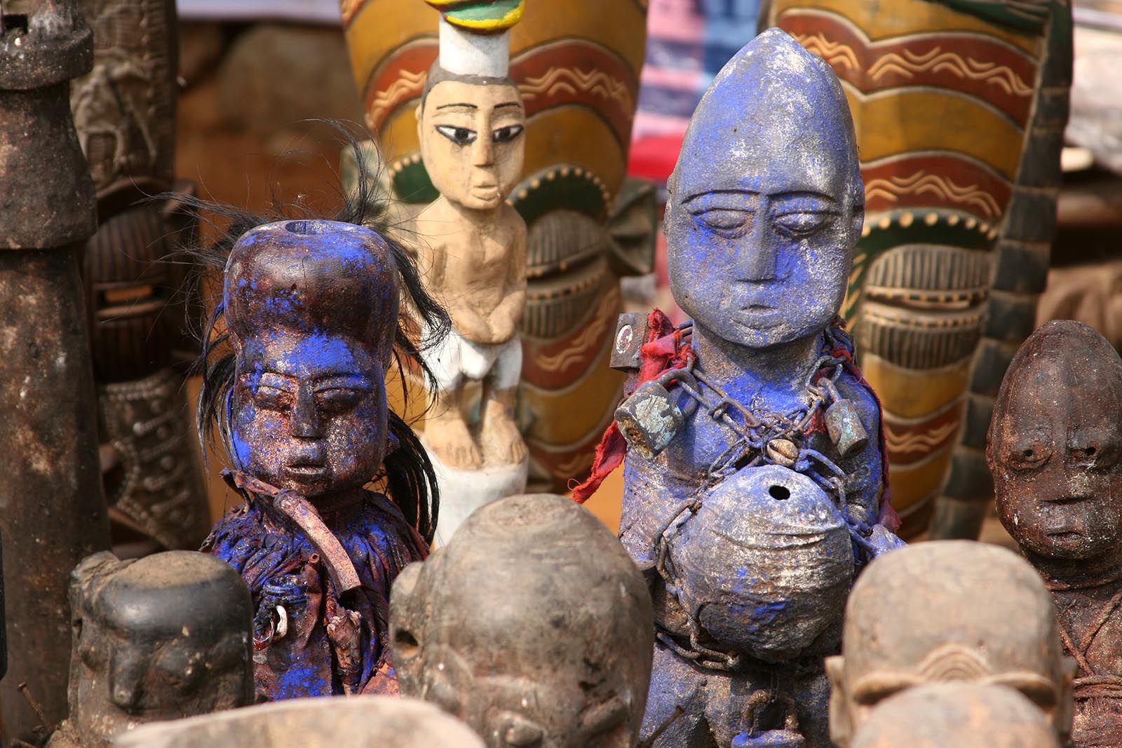 The traditional African handcrafted wooden statuettes for sale on market of annual Beninese Voodoo festival, next to Ouidah, Benin © Shutterstock