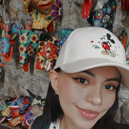 Coral reef deep cave Blue Hole, Belize © Tami Freed/Shutterstock